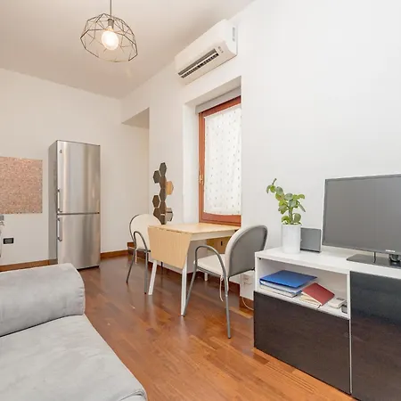 Comfortable Typical Old Style Apartment Milan